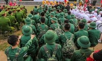 Lãnh đạo huyện Phú Xuyên tặng hoa cho các thanh niên nhập ngũ năm 2024
