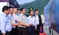 Thủ tướng thị sát cảng Chân Mây, bấm nút khởi công dự án gần 1.700 tỷ đồng
