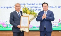 Ông Nguyễn Hoàng Anh, Chủ tịch Ủy ban quản lý vốn Nhà nước tại doanh nghiệp trao Quyết định cho ông Vũ Anh Tuấn