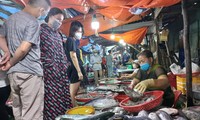 Người dân Đà Nẵng mua hải sản trước giờ cảng lớn nhất miền Trung &apos;đóng cửa&apos;