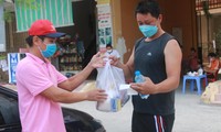 Tổ COVID-19 cộng đồng đi chợ giúp 8.230 hộ dân bị phong tỏa cứng