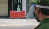 Một kiệt hẻm ở quận Hải Châu (TP Đà Nẵng) được rào chắn để phòng chống dịch COVID-19 lây lan. Ảnh: Nguyễn Thành