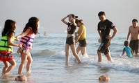 Người dân Đà Nẵng đổ ra tắm biển sau hơn 2 tháng