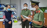 Công an TP Đà Nẵng thực hiện các quyết định tố tụng đối với Nguyễn Văn Phong. Ảnh:K.C