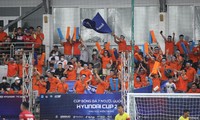 Khán giả Đà Nẵng chen chân xem bóng đá &apos;phủi&apos; 7 người tranh cúp quốc gia 