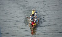 Du khách chen chân xem đua thuyền trên sông Hàn mừng Quốc khánh
