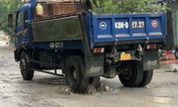 Xe quá tải cày nát đường dân sinh ở Đà Nẵng