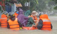 Công an Đà Nẵng tung quân ứng cứu, tiếp tế cho người dân vùng ngập lụt
