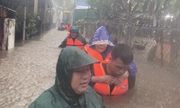Hàng trăm cán bộ, chiến sĩ ngâm mình trong nước di dời người dân vùng ngập lụt ở Huế