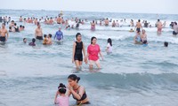 Hàng nghìn người đổ ra biển Đà Nẵng giải nhiệt cái nóng 40 độ C