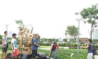 Du khách tham quan công viên APEC, liền kề công viên APEC là vệt đất "vàng" rộng khoảng 10ha thành phố Đà Nẵng đã giao cho các nhà đầu tư. Cử tri và đại biểu HĐND thành phố kiến nghị thu hồi khu đất này để làm công viên, quảng trường trung tâm bởi thành 
