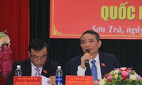 Ông Trương Quang Nghĩa, Bí thư Thành ủy Đà Nẵng trả lời ý kiến của các cử tri liên quan đến kết luận thanh tra đất đai. Ảnh Nguyễn Thành