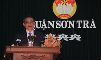 Ông Trương Quang Nghĩa, Bí thư Thành ủy Đà Nẵng trả lời ý kiến của cử tri tại buổi tiếp xúc. 