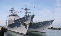 Sáng ngày 6/3, cơ quan chức trách của Hải quân Mỹ và Việt Nam đã tổ chức cho phóng viên, báo chí trong và ngoài nước tham quan Tàu tuần dương USS Lake Champlain (CG-57) và tàu khu trục USS Wayne E. Meyer (DDG 108) của Hải quân Mỹ đang cập tại cảng Tiên Sa