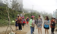 Du khách nước ngoài tham quan Hải Vân quan một điểm lịch hấp dẫn của Đà Nẵng và TT - Huế. Ảnh Thanh Trần