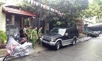 Xe biển xanh 80B và lực lượng công an có mặt tại nhà ông Phan Ngọc Thạch sáng ngày 9/8. Ảnh N.T