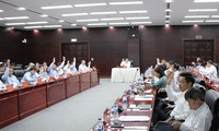 Các Ủy viên UBND thành phố biểu quyết thông qua dự thảo quy định đối tượng khách được mời cơm đối với từng loại hình cơ quan thuộc thành phố Đà Nẵng. 