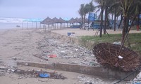 Biển Đà Nẵng ngập rác, tan hoang sau trận mưa lịch sử