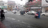 Mưa xối xả, đường phố Đà Nẵng lại biến thành sông
