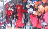 Từ sáng sớm, các cửa hàng ở Đà Nẵng đã tấp nập khách mua đồ cổ vũ đội tuyển Việt Nam. Ảnh: Nguyễn Thành