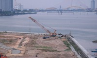 Sông Hàn đã bị lấn để thực hiện dự án bất động sản và bến du thuyền gây xôn xao dư luận. Ảnh: Nguyễn Thành