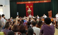 Hàng trăm người dân mua đất tại 3 dự án của Bách Đạt kéo đến trụ sở ủy ban tỉnh và tham gia buổi tiếp công dân của lãnh đạo tỉnh Quảng Nam vào ngày 9/4. 