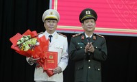 Trung tướng Nguyễn Văn Sơn trao quyết định bổ nhiệm của Bộ Công an cho Đại tá Nguyễn Đức Dũng. 
