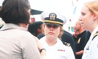Những &apos;bông hồng thép&apos; trên tàu sân bay USS Theodore Roosevelt 