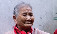 Mẹ Việt Nam anh hùng 91 tuổi ủng hộ bác sĩ tuyến đầu chống dịch 
