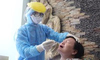 Nhân viên y tế quận Liên Chiểu (TP Đà Nẵng) lấy mẫu phẩm xét nghiệm SARS-CoV-2 tại khu dân cư nơi bệnh nhân 416 sinh sống và từng lui tới. 
