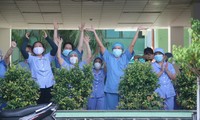 Nhân viên y tế bệnh viện Đà Nẵng vui mừng sau khi bệnh viện được dỡ bỏ lệnh phong toả. 