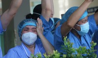 Nước mắt xen lẫn nụ cười giây phút Bệnh viện Đà Nẵng dỡ bỏ phong toả