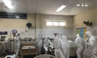 Chữa trị bệnh nhân mắc COVID-19 tại Đà Nẵng. 