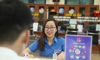 Đoàn viên tỉnh Bắc Giang giúp người dân giải quyết thủ tục dịch vụ công trực tuyến. Ảnh: Nguyễn Thắng.