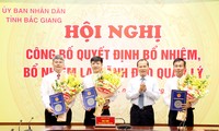 Phó Chủ tịch Thường trực UBND tỉnh Bắc Giang Mai Sơn trao quyết định cho các cán bộ được bổ nhiệm, bổ nhiệm lại.