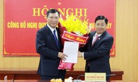 Bí thư Tỉnh ủy Bắc Giang Dương Văn Thái (bên phải) chúc mừng ông Ngô Tiến Dũng.