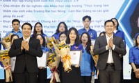 Lãnh đạo Tỉnh Đoàn và Ban Dân vận tỉnh Bắc Giang trao danh hiệu sinh viên 5 tốt. Ảnh: Nguyễn Thắng.