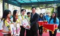 Phó Bí thư Tỉnh Đoàn Bắc Ninh Trần Văn Đăng tuyên dương "Sinh viên 5 tốt" và "Học sinh 3 rèn luyện".