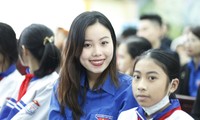Đoàn viên tham gia trao quà tặng học sinh hộ nghèo tại chương trình. Ảnh: Nguyễn Thắng.
