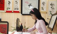 &apos;Cô đồ&apos; viết thư pháp tại danh lam cổ tự nổi tiếng ở Bắc Giang
