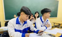 Em Nguyễn Bá Biền (bên trái) trả lại hơn 600 triệu đồng cho người đánh rơi.