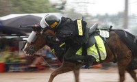 Kỵ binh Cảnh sát cơ động Cảnh sát cơ động nghiêng mình bắn súng trên ngựa. Ảnh: Nguyễn Thắng