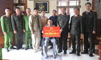 Công an tỉnh Bắc Giang tặng sổ tiết kiệm cho Đại úy Trần Hồng Quân.