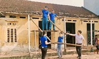 Đoàn viên, thanh niên tỉnh Bắc Giang đóng góp ngày công hỗ trợ hộ nghèo làm nhà.