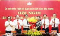 Ông Nguyễn Ngọc Sơn (bên trái) nhận hoa chúc mừng của lãnh đạo tỉnh Bắc Giang.