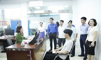 Thanh niên Công an tỉnh Bắc Ninh hướng dẫn người dân thủ tục hành chính ngày thứ Bảy. Ảnh: Nguyễn Thắng