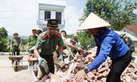 Thanh niên Công an tỉnh Bắc Giang đóng góp ngày công xây nhà tặng hộ nghèo.Ảnh: Nguyễn Thắng