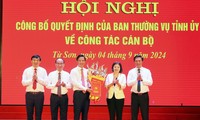 Phó Bí thư Thường trực Tỉnh ủy, Chủ tịch HĐND tỉnh Bắc Ninh Nguyễn Hương Giang (bên phải) trao quyết định cho ông Thực.