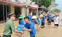 &apos;Áo xanh&apos; Bắc Giang tiếp sức người dân vùng lũ