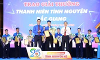 Ông Mai Sơn – Phó Chủ tịch thường trực UBND tỉnh Bắc Giang (bên phải) và Bí thư Tỉnh Đoàn Bắc Giang Thân Trung Kiên (bên trái) trao giải thưởng thanh niên tình nguyện. Ảnh: Nguyễn Thắng